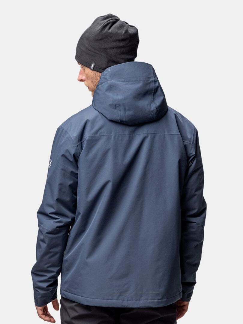 Eine Person in einer blauen Jacke und Halti Trone Fleece Mütze, von hinten gesehen - bereit für das Wintertraining oder den Laufsport.