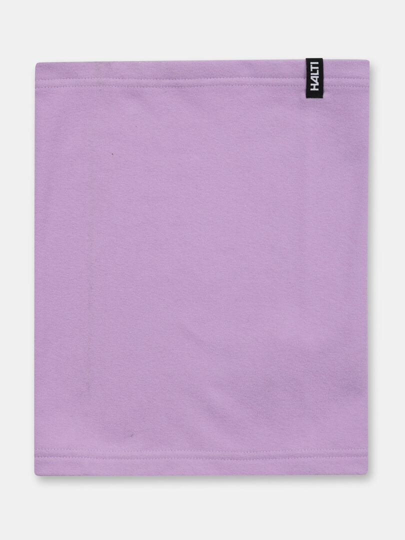 Hellvioletter Halti Trone Fleece-Schlauchschal mit einem kleinen schwarzen Markenlogo-Etikett.