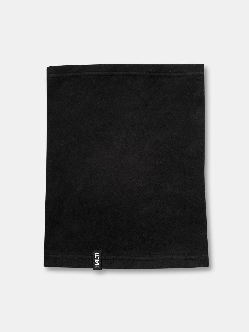 Schwarzer Halti Trone Fleece-Schlauchschal mit einem kleinen Markenetikett am unteren Rand.