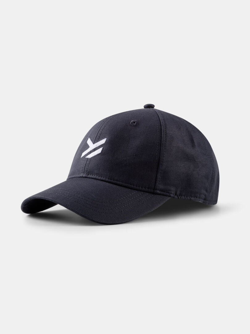 Die Halti Notsgi Cap ist schwarz, aus Hanf-Bio-Baumwolle und hat ein weißes Urban Design Logo auf der Vorderseite.