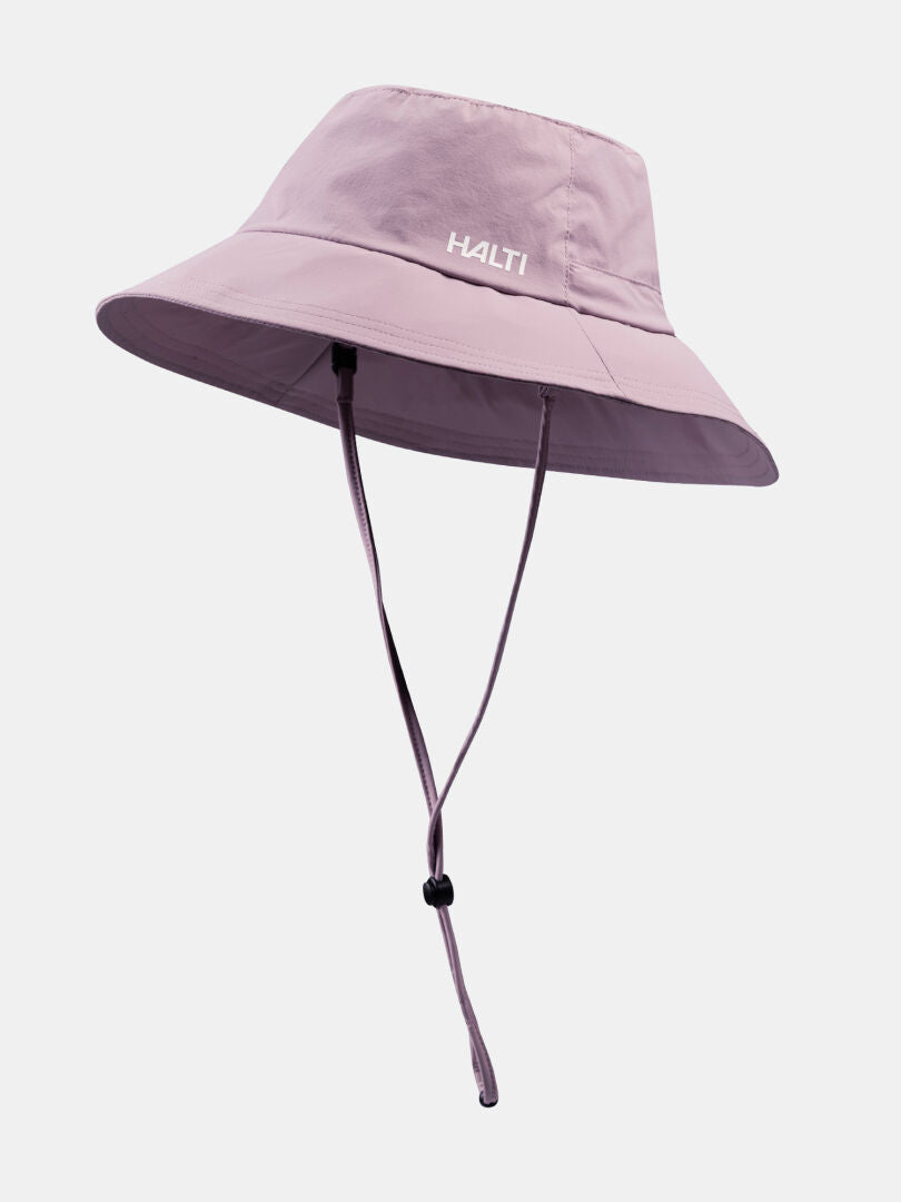Der Halti Luovi Hut ist ein hellvioletter Eimerhut mit Kinnriemen, UPF 90+ und dem Aufdruck 