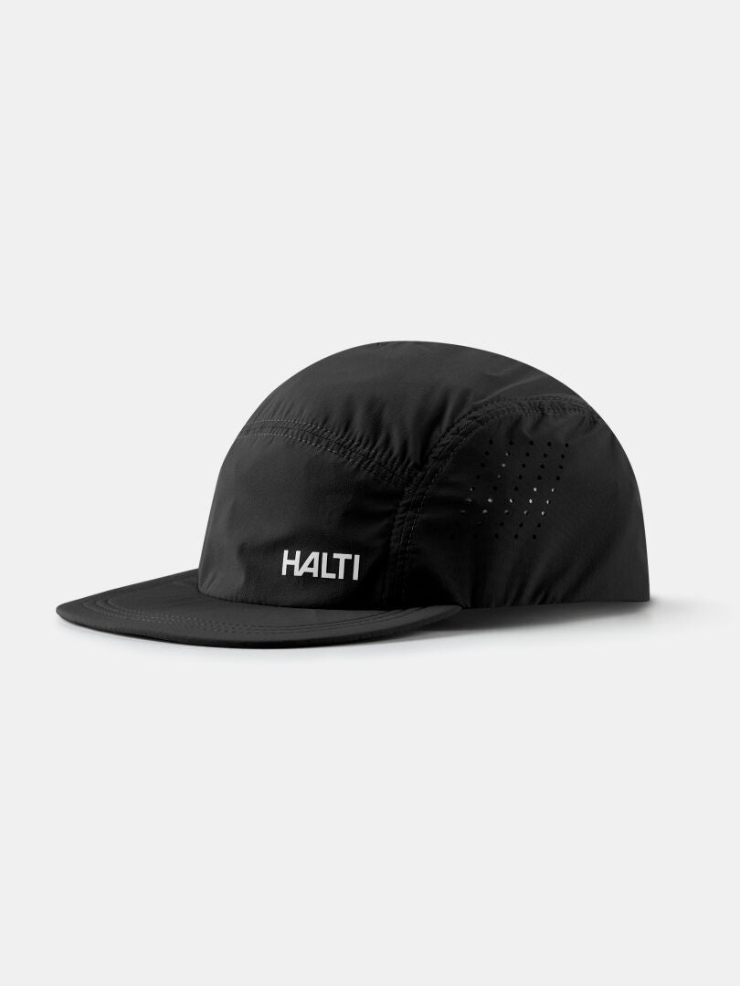 Die Halti Luovi Cap: schwarze, atmungsaktive Schirmmütze mit gebogenem Schirm, perfekt fürs Lauftraining.