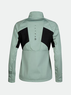 Eine hellgrüne Halti Vinha Hybrid Langlaufjacke Damen mit schwarzen Paneelen, von hinten mit vertikalem HALTI-Text dargestellt.
