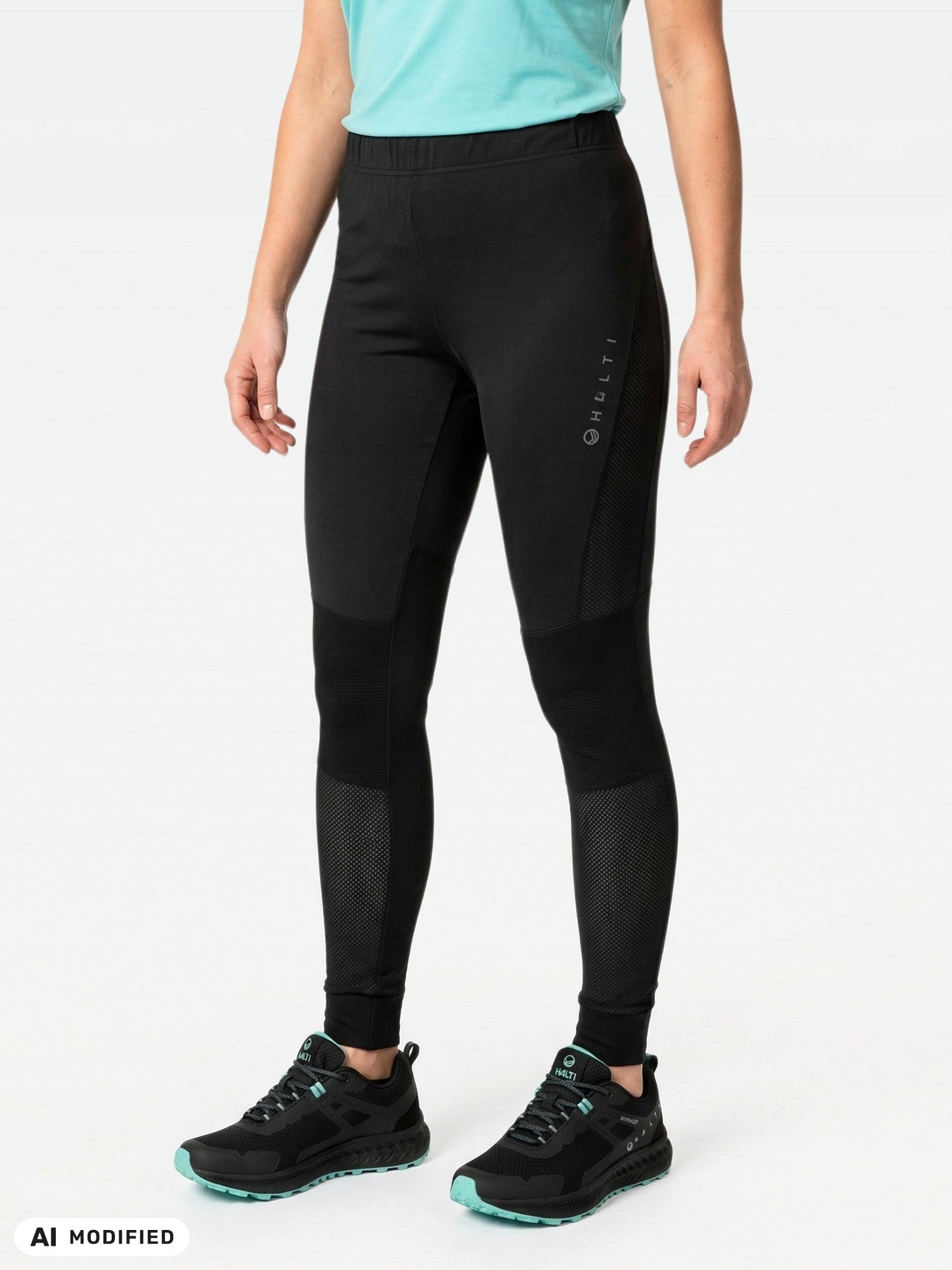 Die Person trägt eine nahtlose Strumpfhose von Halti Tracks für Damen, ein hellblaues Shirt und schwarze Sneaker – ideal zum Radfahren oder für das Outdoor-Training.