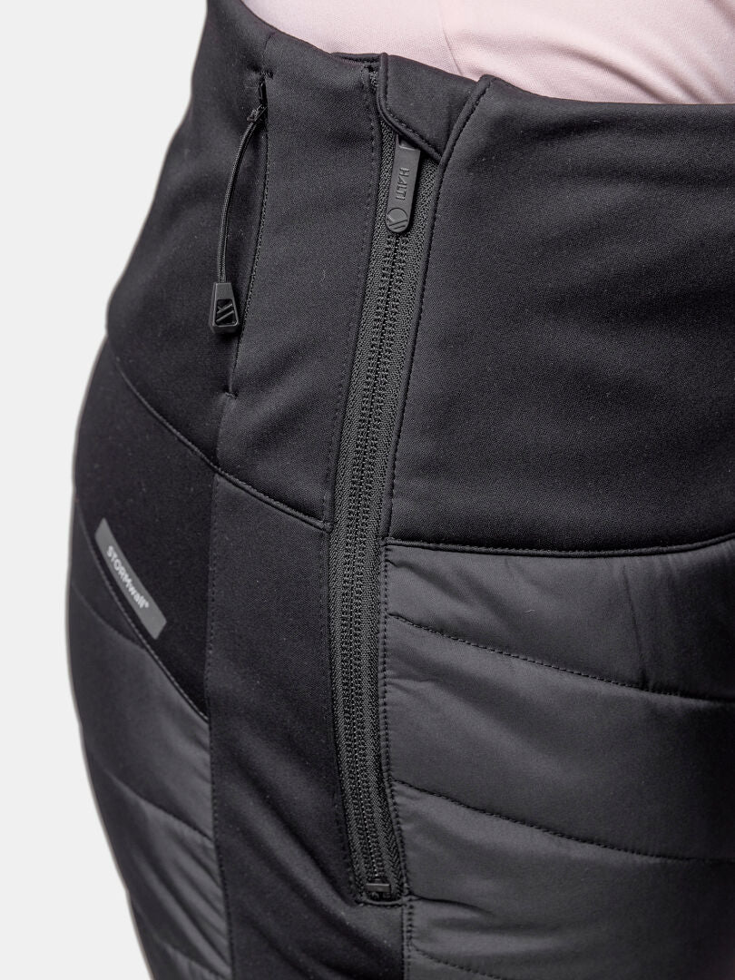 Nahaufnahme der Halti Hanki 2 Hybrid Langlaufhose Damen mit seitlichem Reißverschluss und Kordelzug, ideal für Winteraktivitäten.