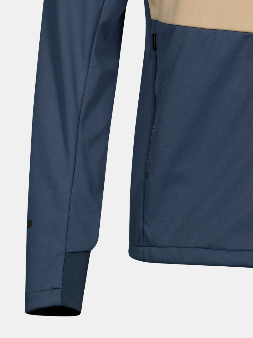 Nahaufnahme einer Halti Framover Langlaufjacke Herren, blau und beige, hergestellt aus recyceltem Material.