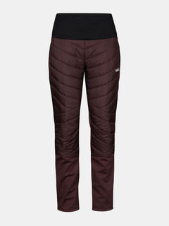 Die Halti Hanki 2 Hybrid Langlaufhose Damen Plus ist eine kastanienbraune Isolierhose mit schwarzem Bund auf weißem Grund.