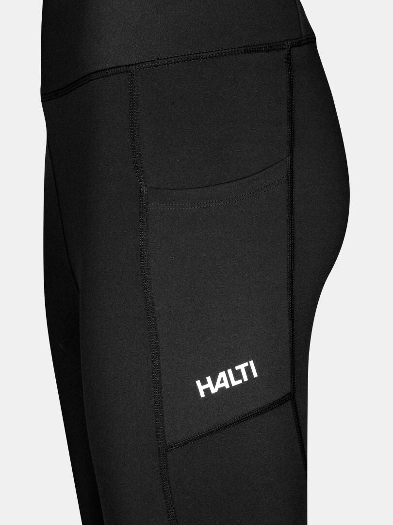 Nahaufnahme der Halti Kaldu Training Tights Damen mit weißem Halti-Logo und Seitentasche.