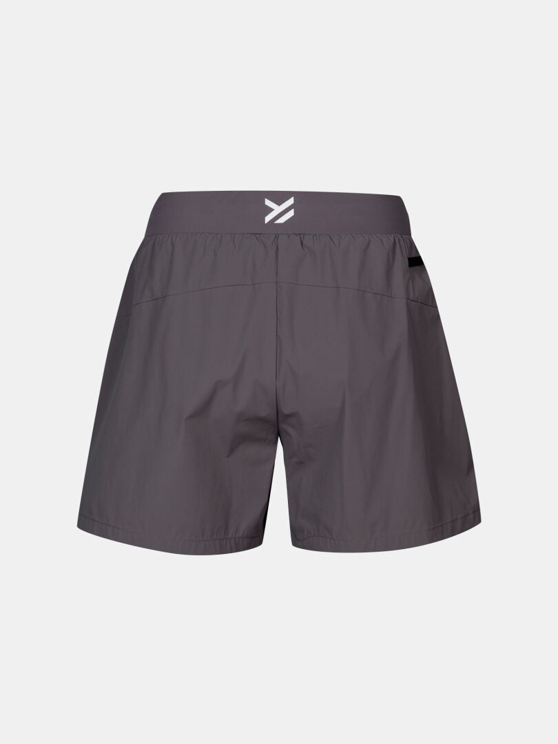 Halti Uurto Shorts Damen von hinten mit einem elastischen Bund und einem kleinen weißen Logo oben.
