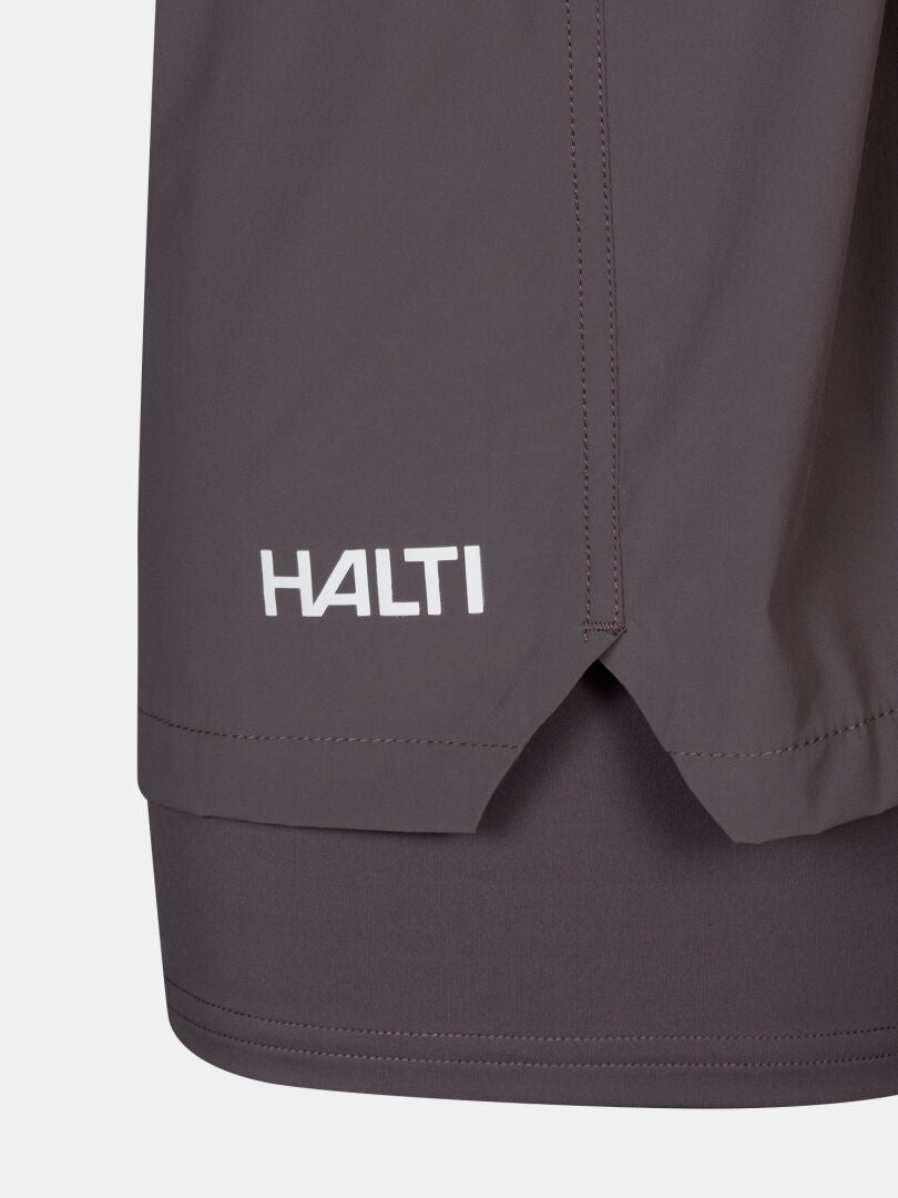 Nahaufnahme der feuchtigkeitsableitenden Uurto Shorts Damen von Halti mit weißem Branding am Saum.