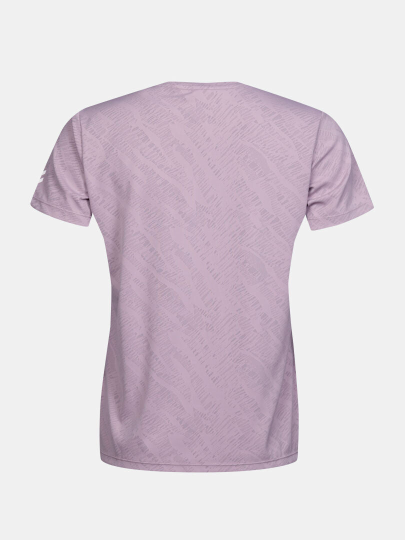 Das Halti Oulanka T-Shirt Damen ist ein hellviolettes, atmungsaktives Kurzarm-Top mit einem dezenten abstrakten Rückenmuster.