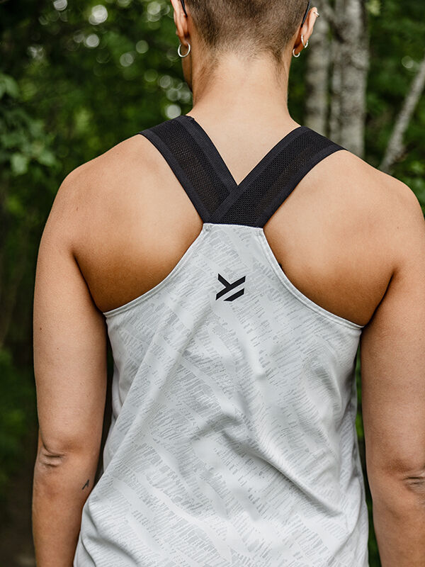 Frau mit kurzen Haaren in einem Halti Oulanka Trainingstop Damen (UPF 50+), von hinten gesehen im Freien.