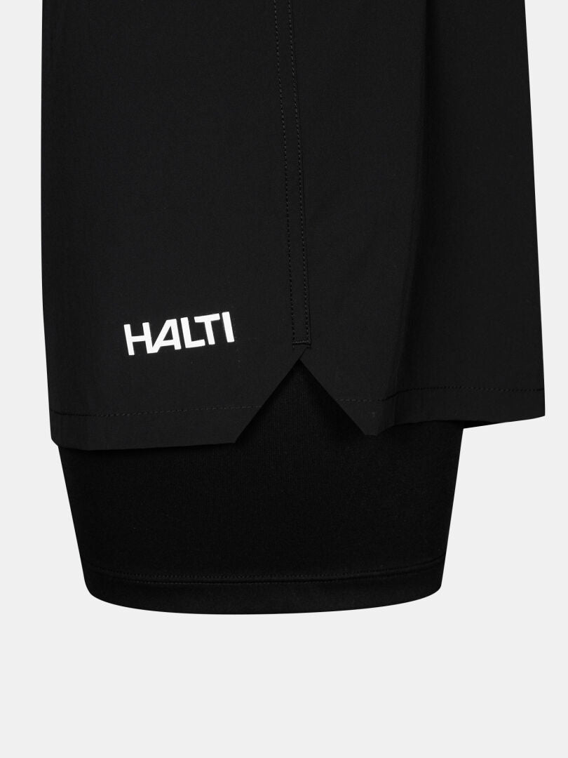 Nahaufnahme der Uurto Shorts Herren von Halti in Schwarz, mit weißem HALTI-Print am Saum.