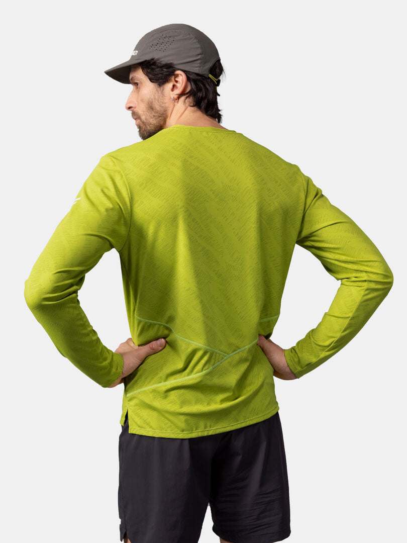 Mann mit grauer Mütze und Halti Oulanka Trainingsshirt Herren steht mit den Händen in den Hüften, Rücken zur Kamera.