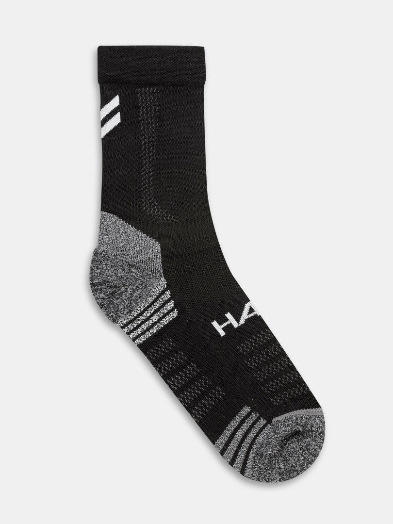 Die Halti XC Lite Socken ist eine schwarz/graue, feuchtigkeitsableitende Sportsocke mit weißen Streifen und 
