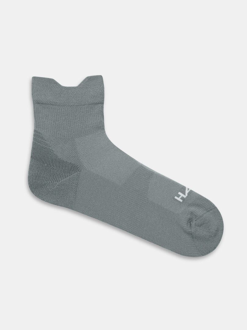 Halti Active Sport Socken in Grau mit gekerbtem Bündchen und weißem Logo im Zehenbereich, abgebildet auf hellem Grund.