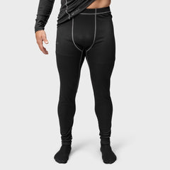 Ein Mann trägt das Halti Dual Baselayer Set Herren aus recyceltem Polyester vor einem schlichten, hellen Hintergrund.