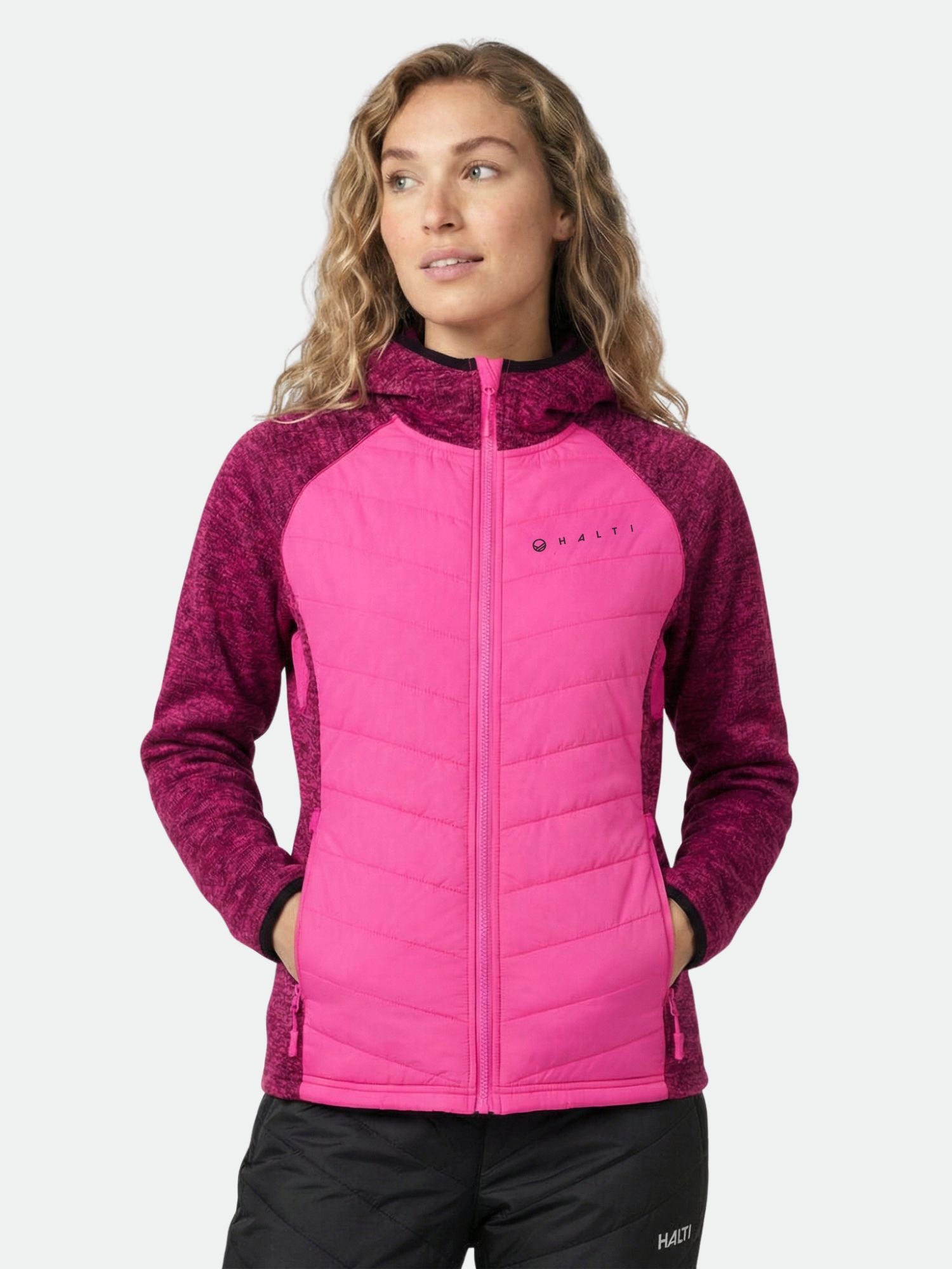 Frau in einer Halti Streams Hybrid Midlayer Jacke Damen, ideal für Outdoor-Aktivitäten und kühlere Tage.