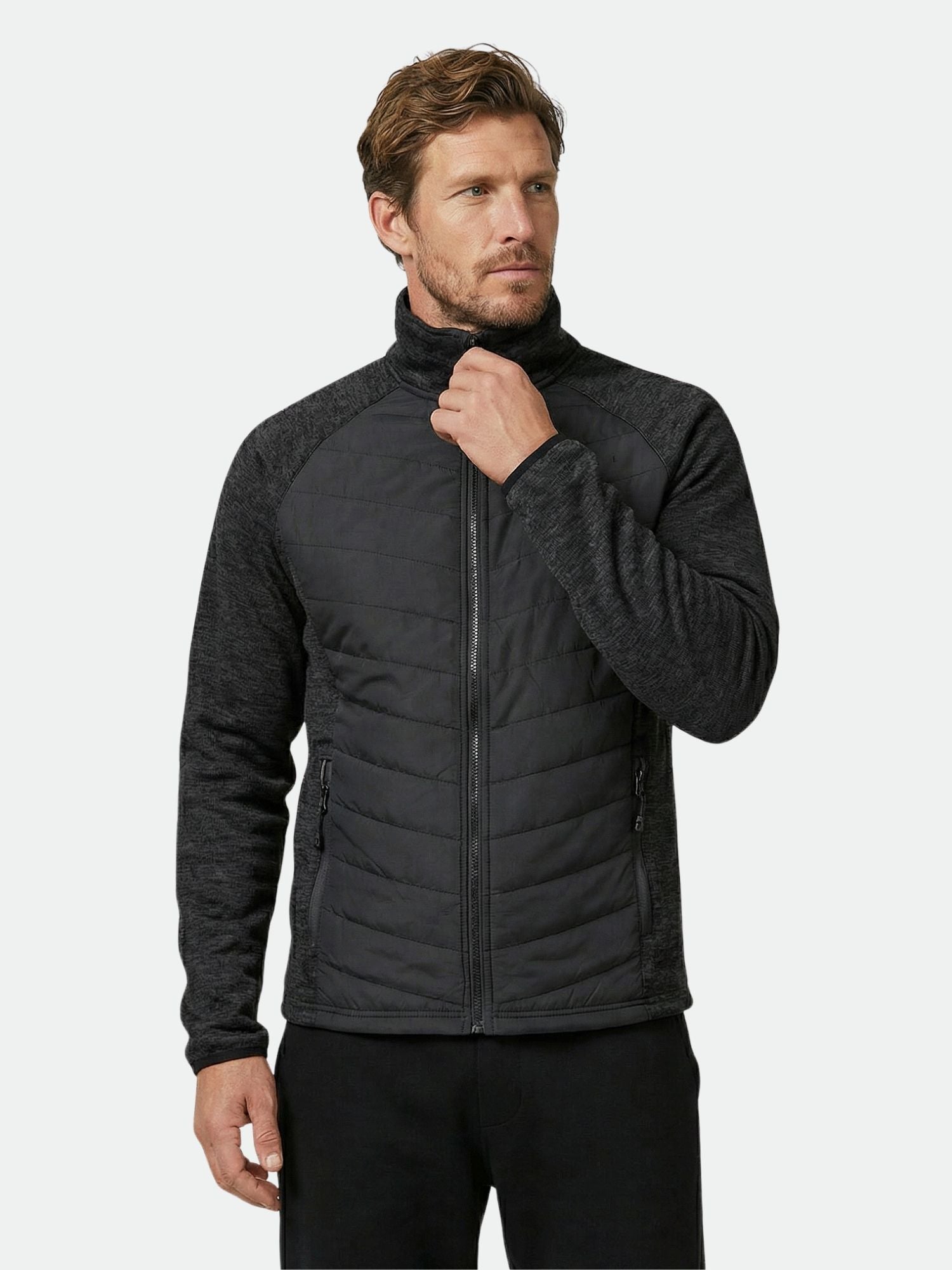 Man trägt die Halti Streams Hybrid Layer Jacke Herren, perfekte isolierende Midlayer für kühle Tage.