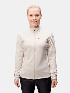 Eine Frau trägt eine leichte HeatGrid Midlayer Jacke Damen von Halti, hergestellt aus recyceltem Polyester, nach vorne gerichtet.