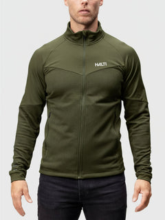 Ein Mann in einer Halti HeatGrid Midlayer Jacke Herren, die für Wärme und Bewegungsfreiheit sorgt.
