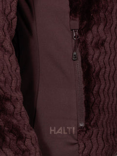 Nahaufnahme des Halti Thermel Midlayer Damen in kastanienbraun, mit Reißverschlusstasche und aufgedrucktem Halti-Logo.