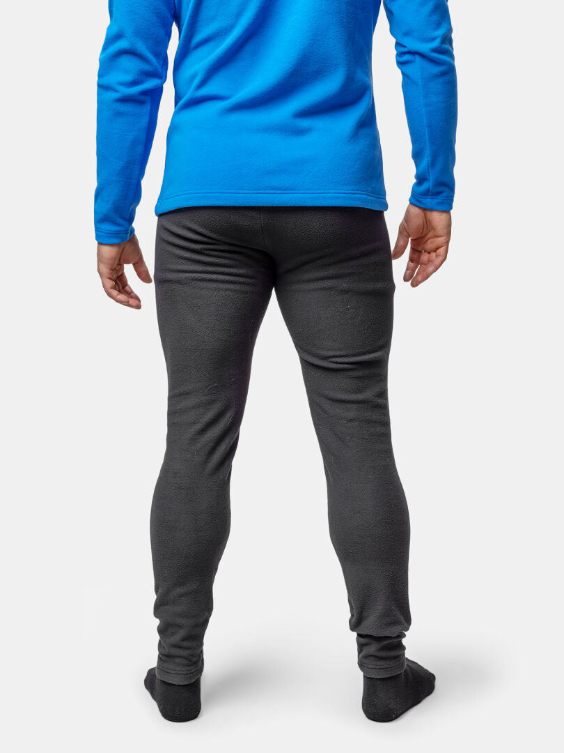 Eine Person in einem blauen langärmeligen Hemd und Halti Trone Fleece-Hosen Herren steht vor einem schlichten Hintergrund.