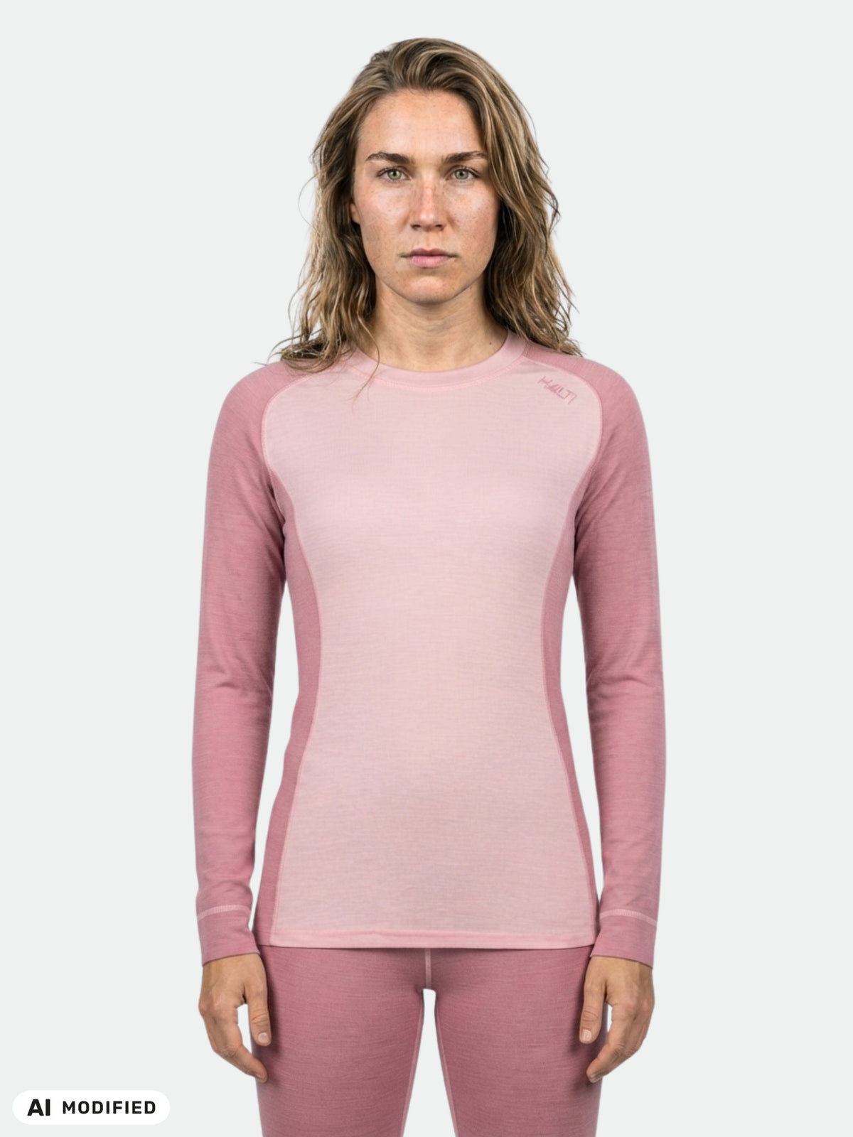 Eine Person im „Halti Hossa II Merino“-Unterwäsche-Set für Damen, rosa, vor einem einfarbigen hellen Hintergrund.