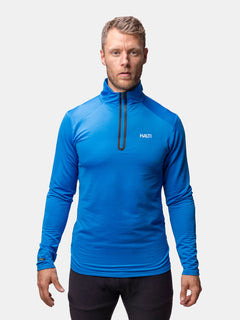 Ein Mann trägt ein Halti Jaako Hemd Herren, perfekt für Aktivitäten im Freien.