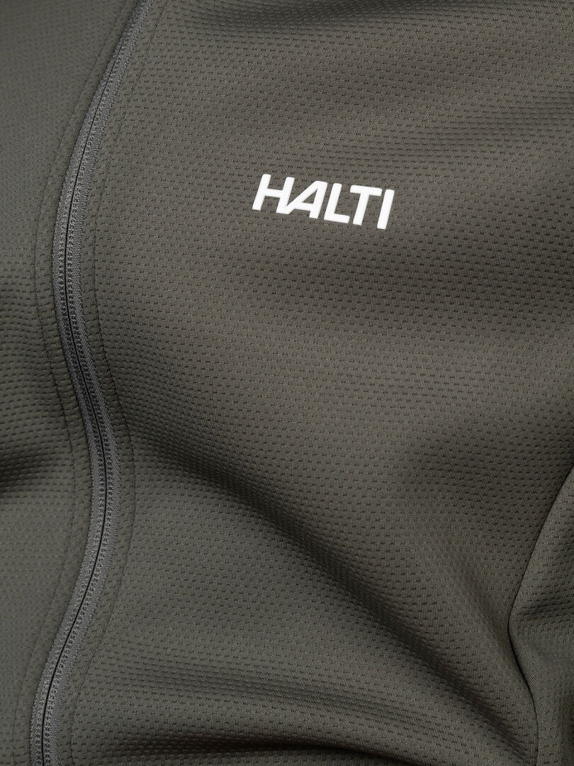 Nahaufnahme der Halti Kivikko Midlayer-Jacke für Herren in Grau mit Active Dry-Material und weißem Logo auf der Brust.