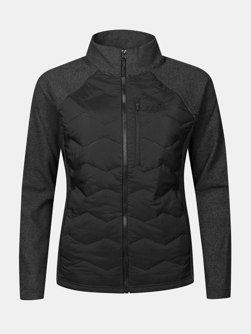 Schwarze Suomis Hybrid Layer-Jacke für Damen in Übergröße mit gesteppter Vorderseite, Brusttasche mit Reißverschluss und strukturierter Isolierung an den Ärmeln.