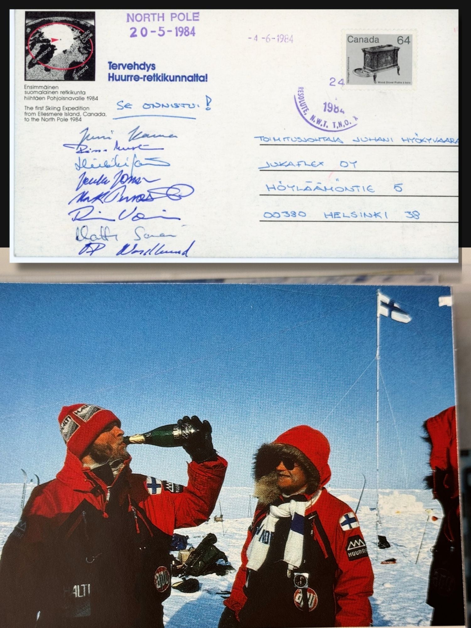 Eine signierte Postkarte und ein Foto von zwei Personen in roter Kleidung, die mit Fahnen am Nordpol im Schnee stehen.