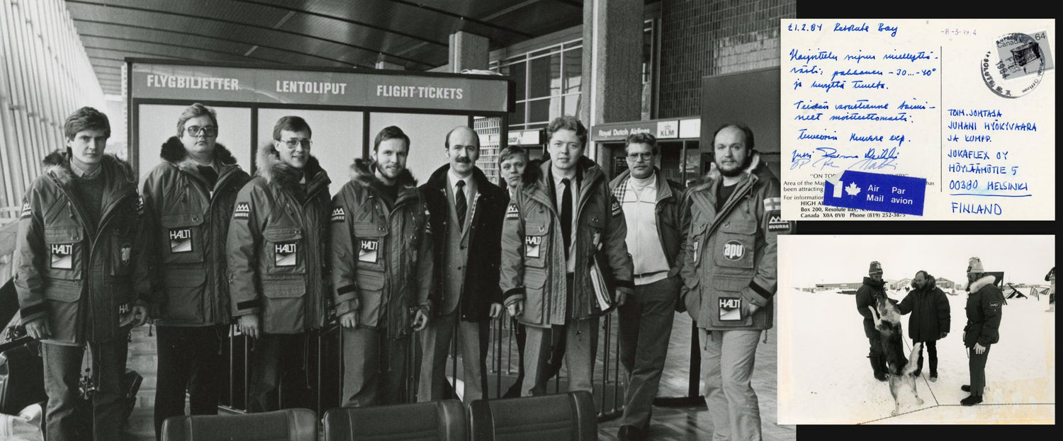 Eine Gruppe von Männern in Wintermänteln steht in einem Flughafen; zwei eingefügte Bilder zeigen eine Postkarte und ein Foto von zwei Personen mit einem Hund.