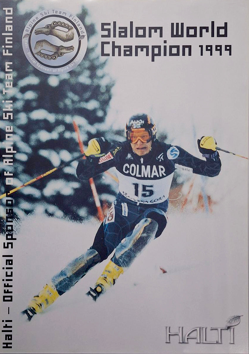 Ein Skifahrer mit Helm und Startnummer 15 fährt bergab; der Text lautet Slalom-Weltmeister 1999 und erwähnt Finnland und Halti.