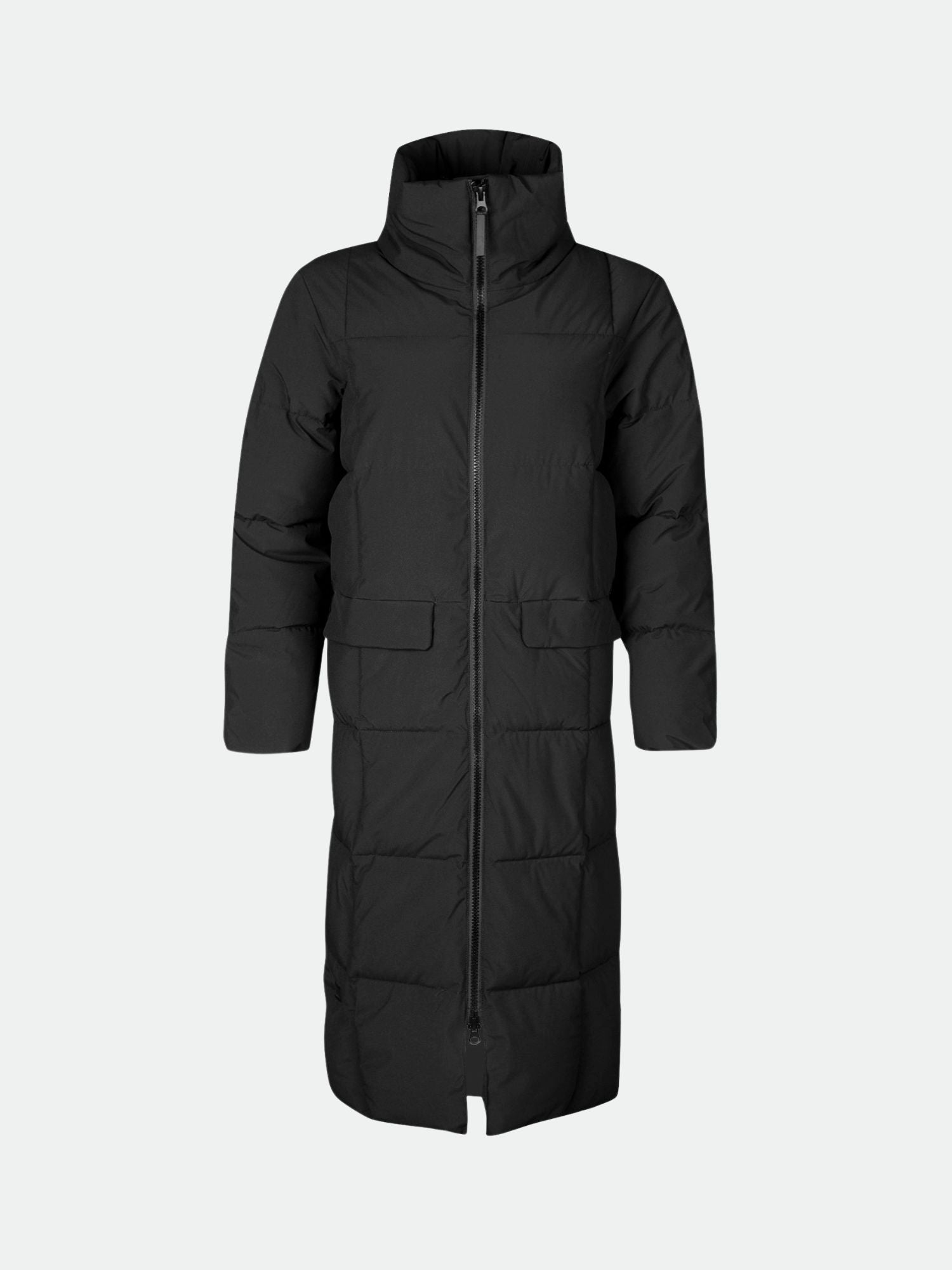 Halti Penger Winterjacke Damen: langer schwarzer Mantel mit hohem Kragen, durchgehendem Reißverschluss, THERMOFILL, und zwei Taschen.